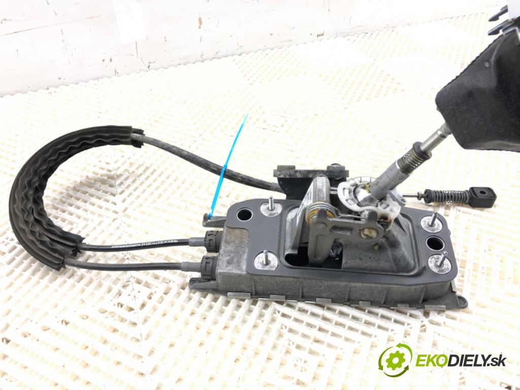 VW PASSAT B7 Kombi 2012 103 kW 2.0 TDI 1968 Kulisa 3C0711049AL (Rýchlostná páka (kulisa))