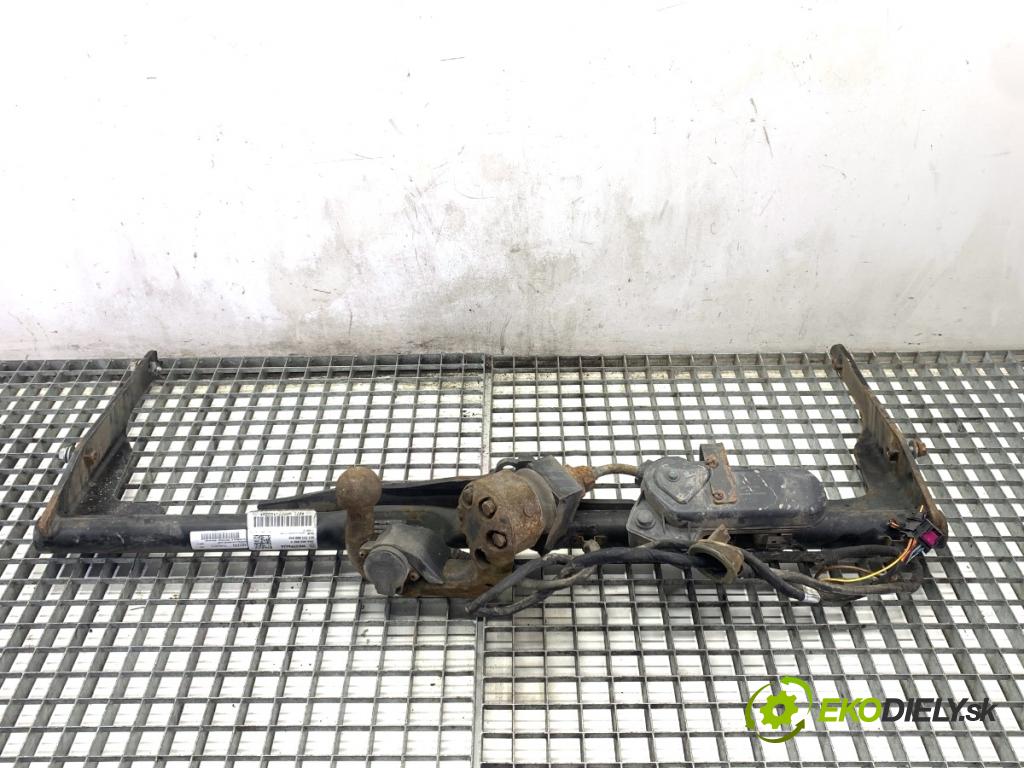 VW PASSAT B7 Kombi 2012 103 kW 2.0 TDI 1968 Hák tažné zařízení 3AA803880G (Tažné zařízení)