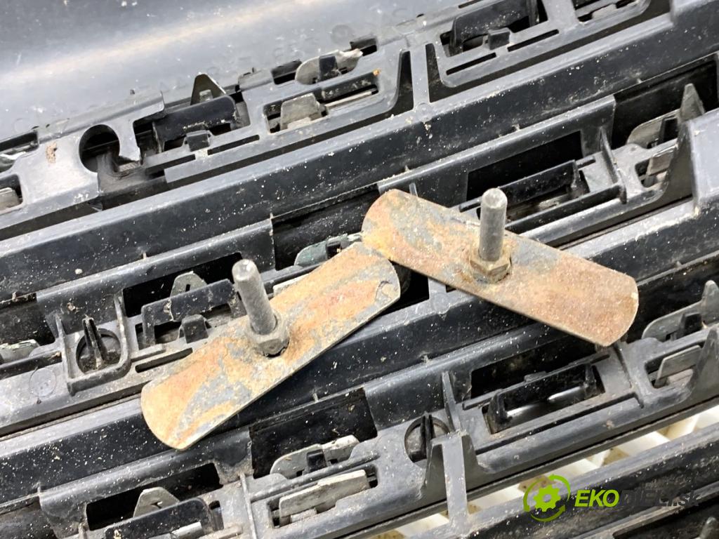 VW PASSAT B7 Kombi 2012 103 kW 2.0 TDI 1968 mřížka maska 3AA853651G (Přední mřížka (maska chladiče))