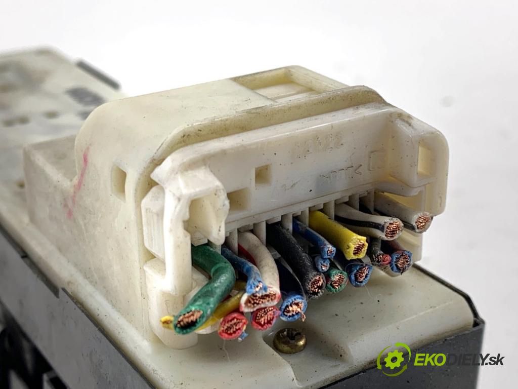 TOYOTA RAV 4 II SUV 2001 85 kW 2.0 D 4WD (CLA20_, CLA21_) 1995 Prepínač okien 84820-42090 (Prepínacie páčky pod volantom)