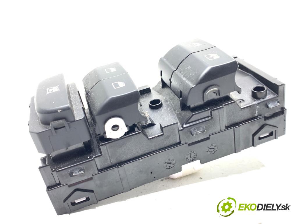 KIA CEED SUV 2021 118 kW 1.5 T-GDI 1482 Prepínač okien 93570J7120 (Prepínacie páčky pod volantom)