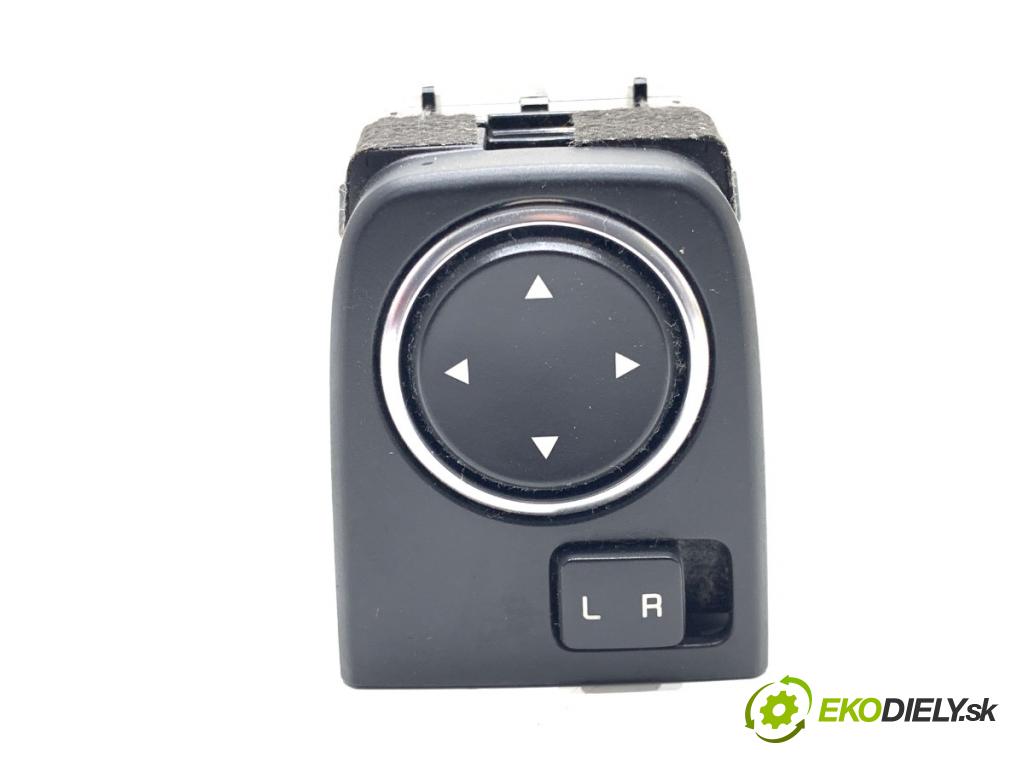 KIA CEED SUV 2021 118 kW 1.5 T-GDI 1482 Prepínač nastavenia spätných zrkadiel 93530J7200 (Prepínacie páčky pod volantom)