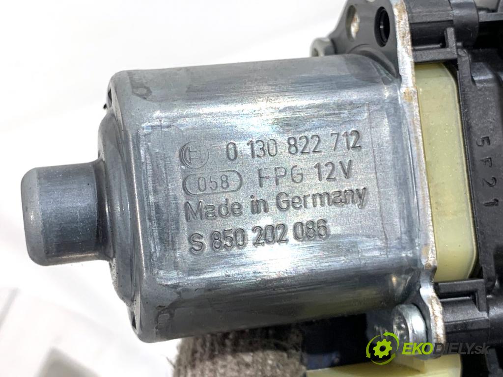 AUDI A3 8V liftback 2014 81 kW 1.6 TDI 1598 Mechanizmus okna pravy zad 8V4839462