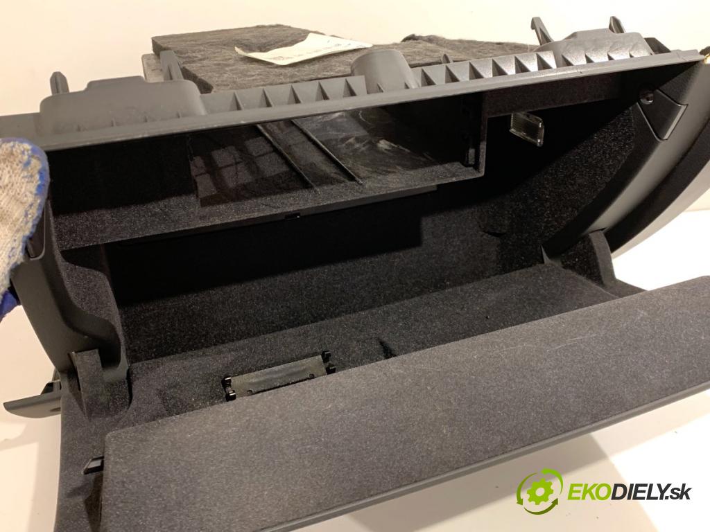 AUDI A3 8V liftback 2014 81 kW 1.6 TDI 1598 Priehradka, kastlík spolujazdca 8V1857035B (Priehradka (kastlík))