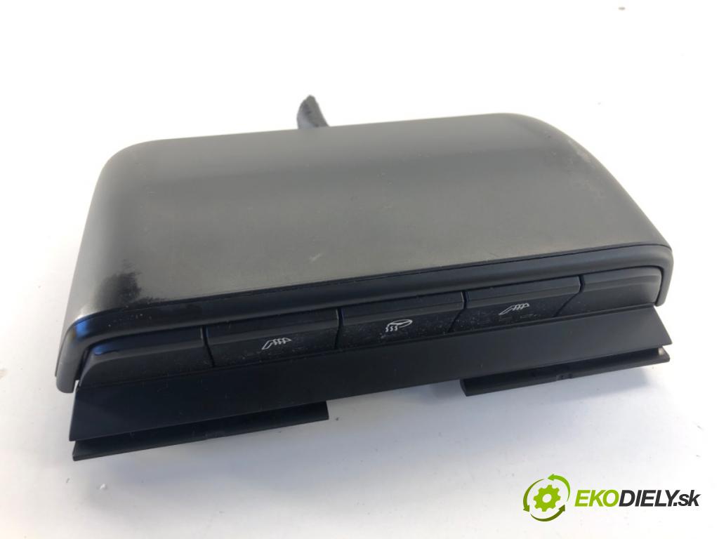 KIA SPORTAGE IV SUV 2017 130 kW 1.6 TGDI AWD 1591 Prepínač ohrievania, vyhrievania sedačky 93300-D9040 (Prepínacie páčky pod volantom)