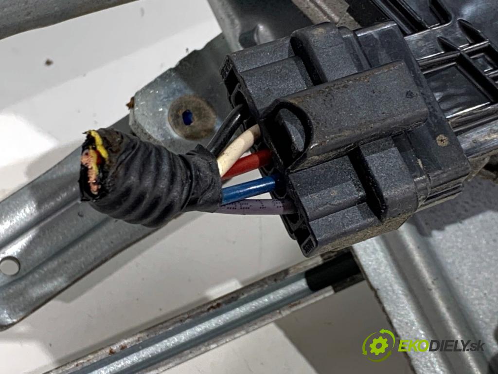 KIA SPORTAGE IV SUV 2017 130 kW 1.6 TGDI AWD 1591 Mechanizmus stieračov predný 98100-F1000 (Motorček stieračov predný)