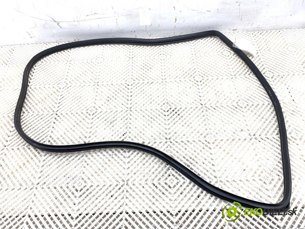 KIA SPORTAGE IV SUV 2017 130 kW 1.6 TGDI AWD 1591 těsnění dveře zadní část pravá  (Karoserie ostatní)