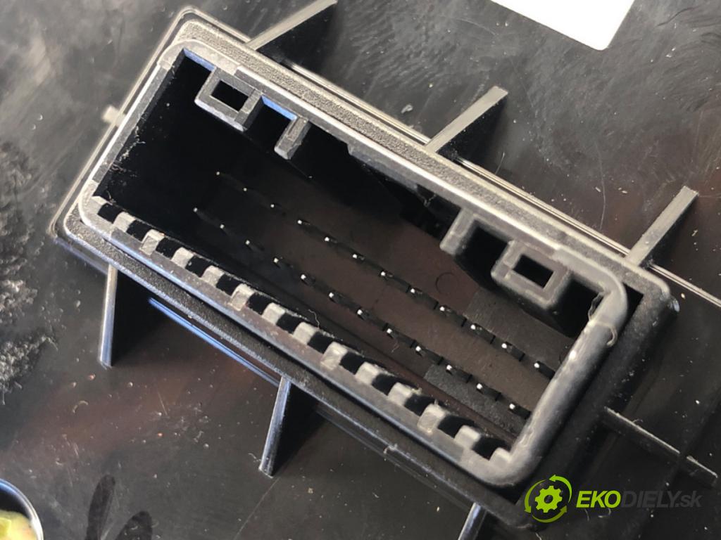 KIA SPORTAGE IV SUV 2017 130 kW 1.6 TGDI AWD 1591 Spínač brzdy ručnej brzdy 93600-D9120 (Prepínacie páčky pod volantom)