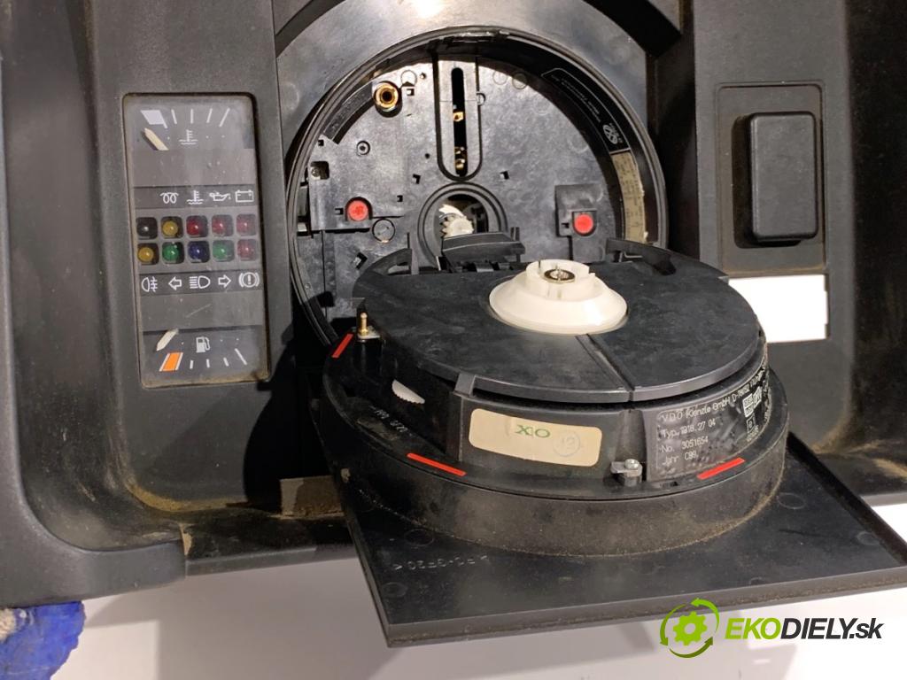 VW TRANSPORTER T4 Autobus 1995 57 kW 2.4 D 2370 Prístrojovka 701919064G (Prístrojová doska)