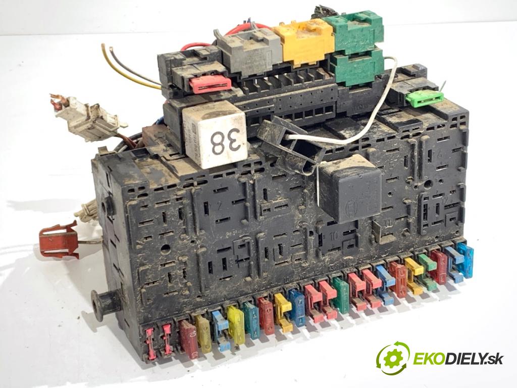 VW TRANSPORTER T4 Autobus 1995 57 kW 2.4 D 2370 Skrinka poistková 357937039 (Poistková skrinka)