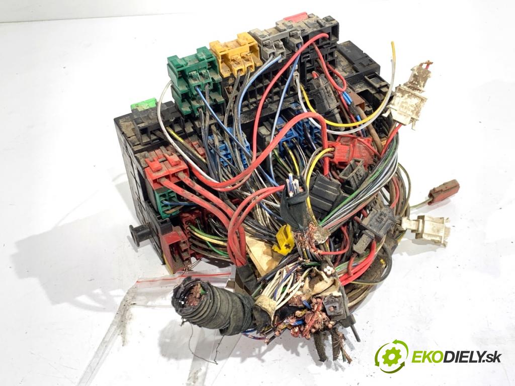 VW TRANSPORTER T4 Autobus 1995 57 kW 2.4 D 2370 Skrinka poistková 357937039 (Poistková skrinka)