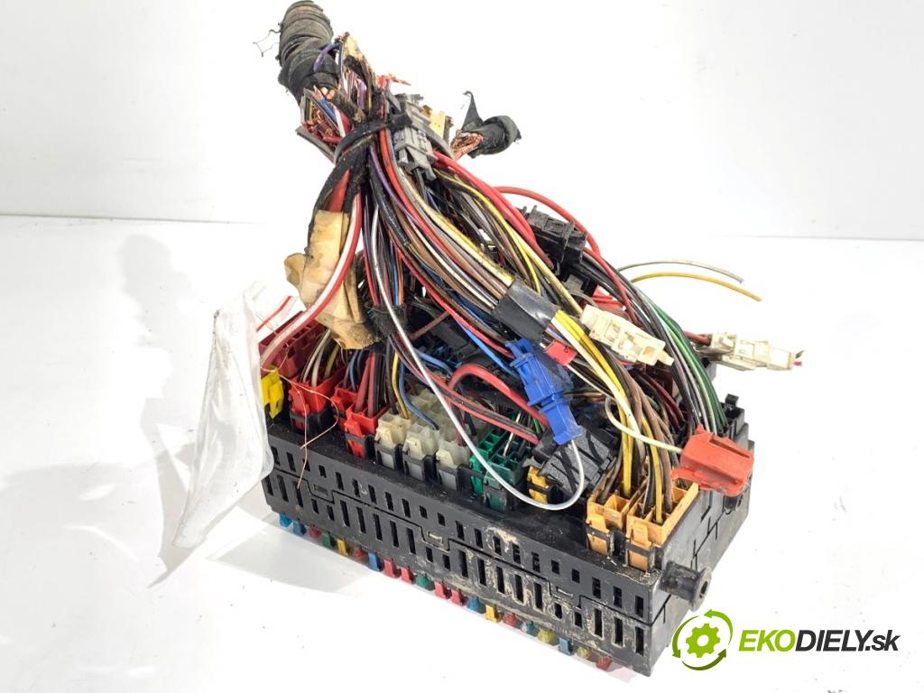 VW TRANSPORTER T4 Autobus 1995 57 kW 2.4 D 2370 Skrinka poistková 357937039 (Poistková skrinka)