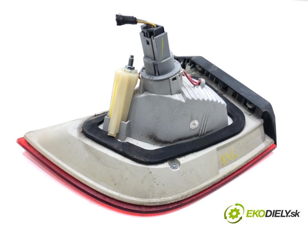 BMW E71 SUV 2008 225 kW xDrive 35 i 2979 světlo zadní část levá strana vnitřní  (Klika dveří ostatní)