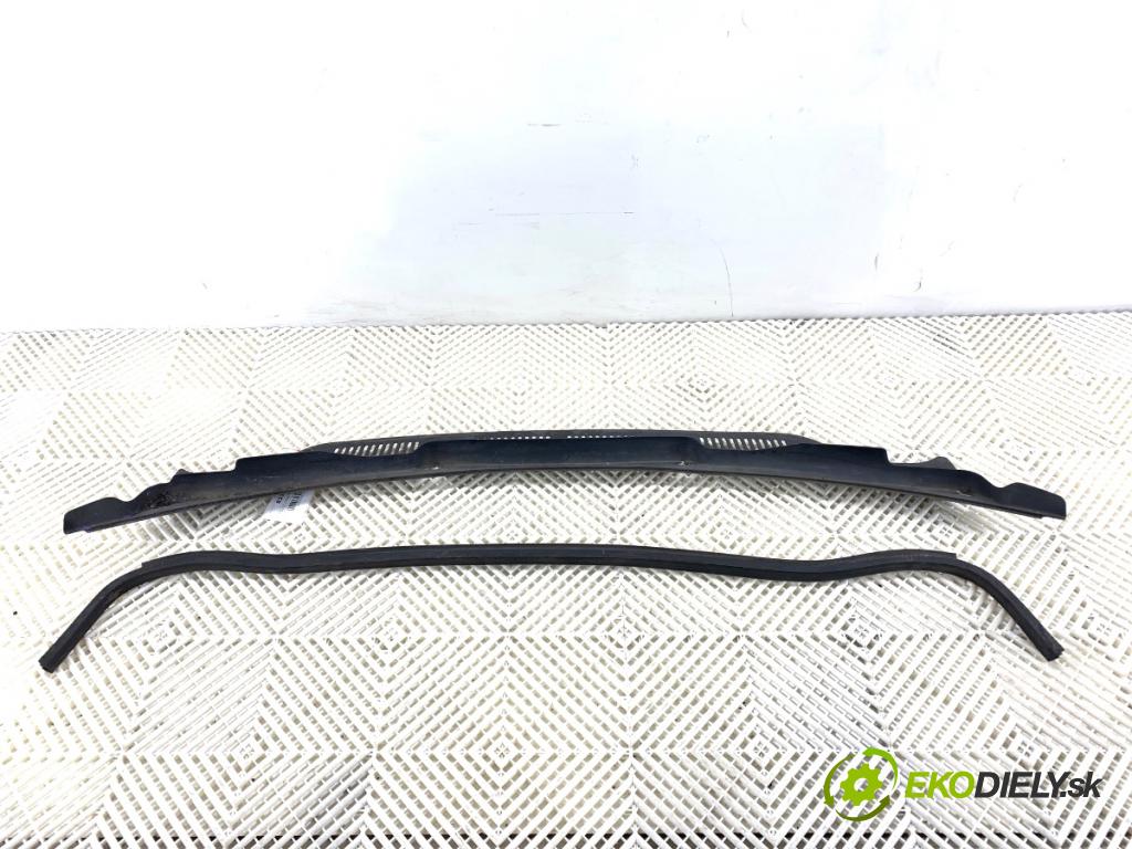 VW CADDY III Nadwozie pełne/minivan 2010 75 kW 1.6 TDI 1598 Torpédo, plast pod čelné okno 2K0819403 (Torpédo (plast pod čelným sklom))