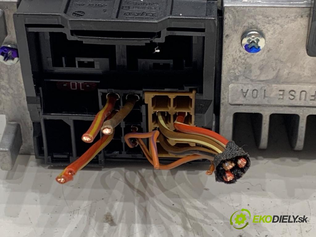 VW CADDY III Nadwozie pełne/minivan 2010 75 kW 1.6 TDI 1598 RADIO 5K0035156 (Audio zariadenie)