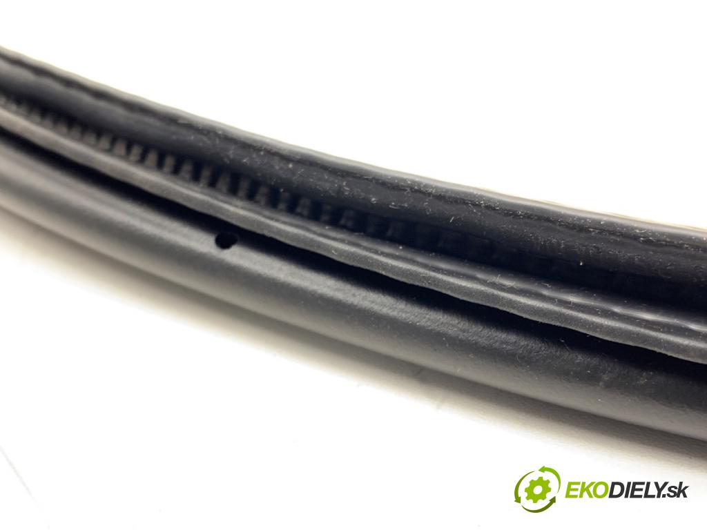 VOLVO S90 II sedan 2019 223 kW T8 Hybrid AWD 1969 těsnění dveře zadní část levá strana 31371590 (Karoserie ostatní)