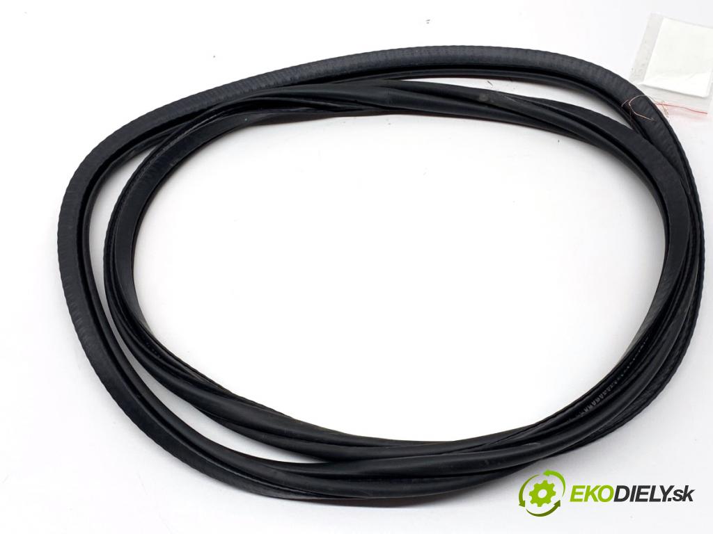 VOLVO S90 II sedan 2019 223 kW T8 Hybrid AWD 1969 těsnění dveře zadní část pravá 31371590 (Karoserie ostatní)