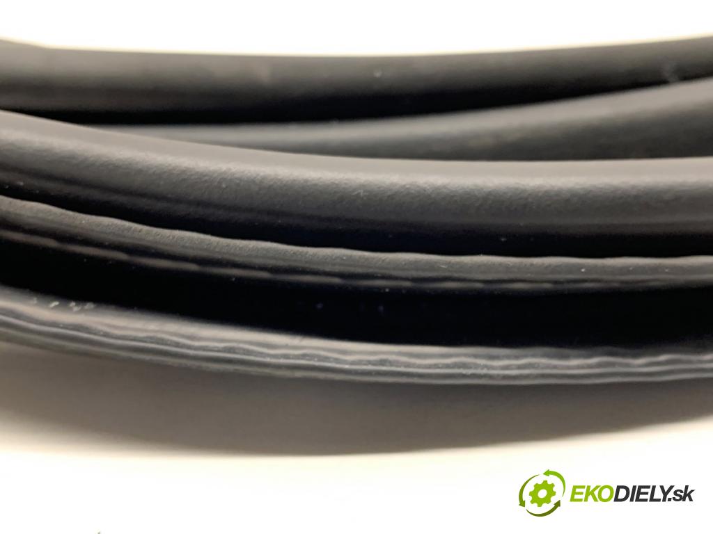 VOLVO S90 II sedan 2019 223 kW T8 Hybrid AWD 1969 těsnění dveře zadní část pravá 31371590 (Karoserie ostatní)