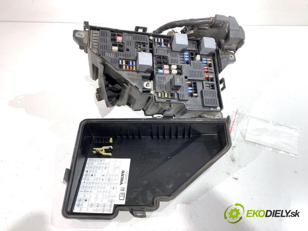 VOLVO S90 II sedan 2019 223 kW T8 Hybrid AWD 1969 Skrinka poistková 31398001 (Poistková skrinka)