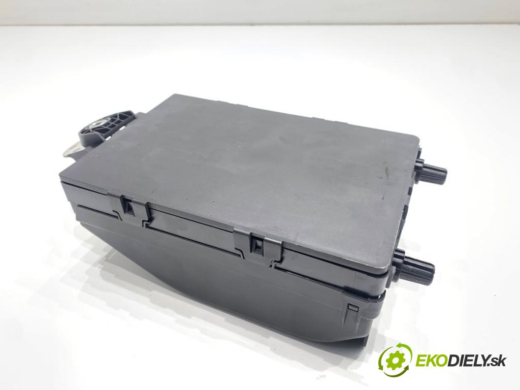 VOLVO S90 II sedan 2019 223 kW T8 Hybrid AWD 1969 Skrinka poistková 31682732 (Poistková skrinka)