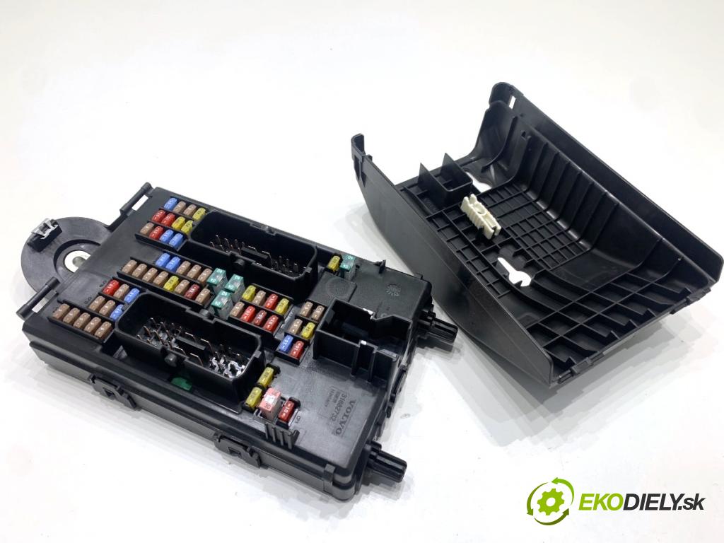 VOLVO S90 II sedan 2019 223 kW T8 Hybrid AWD 1969 Skrinka poistková 31682732 (Poistková skrinka)