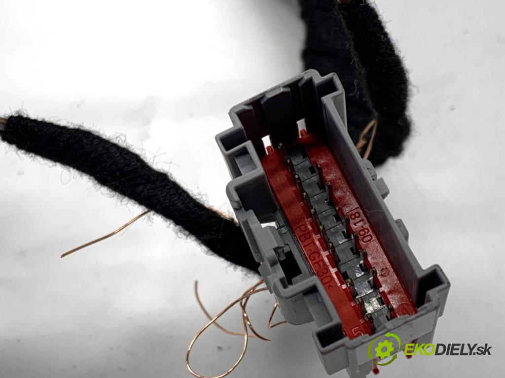 VOLVO S90 II sedan 2019 223 kW T8 Hybrid AWD 1969 káblovačka ZADNÍ dveře přední část pravý 31676197