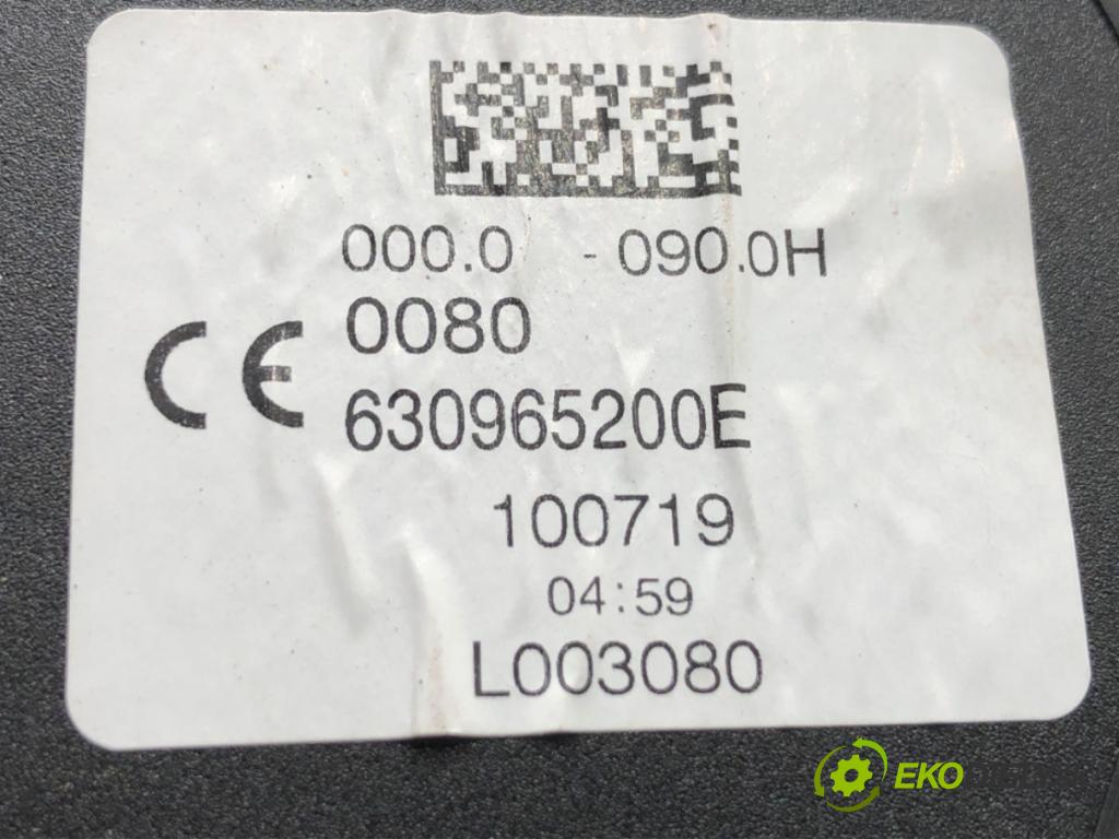 VOLVO S90 II sedan 2019 223 kW T8 Hybrid AWD 1969 Držiak BEZPEČNOSŤ zad stredový 39836054