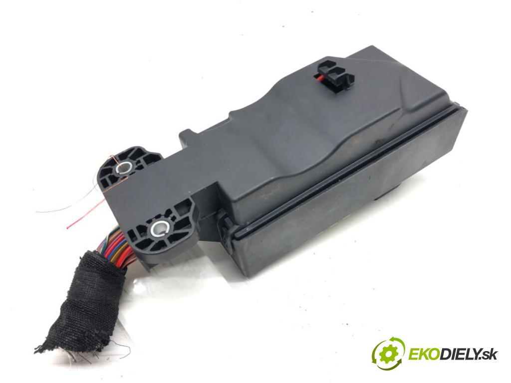 JAGUAR F-PACE SUV 2016 132 kW 2.0 TD4 AWD 1999 Skrinka poistková  (Poistková skrinka)