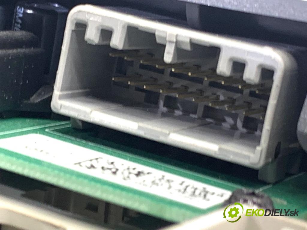 JAGUAR F-PACE SUV 2016 132 kW 2.0 TD4 AWD 1999 Svetlo stropné