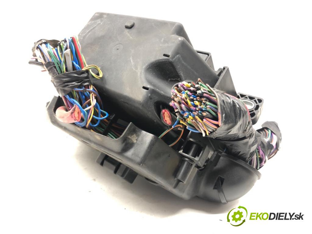 JAGUAR F-PACE SUV 2016 132 kW 2.0 TD4 AWD 1999 Skrinka poistková GX73-14A076-DA (Poistková skrinka)