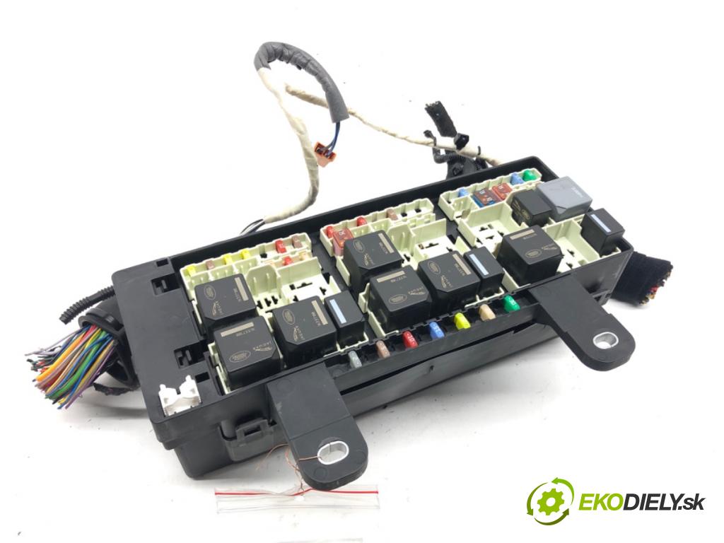 JAGUAR F-PACE SUV 2016 132 kW 2.0 TD4 AWD 1999 Skrinka poistková  (Poistková skrinka)