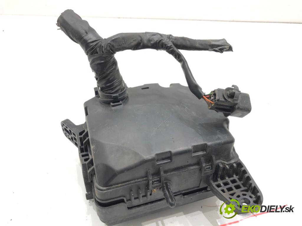 HYUNDAI i20 II liftback 2015 74 kW 1.4 1368 Skrinka poistková 91950-C8290 (Poistková skrinka)