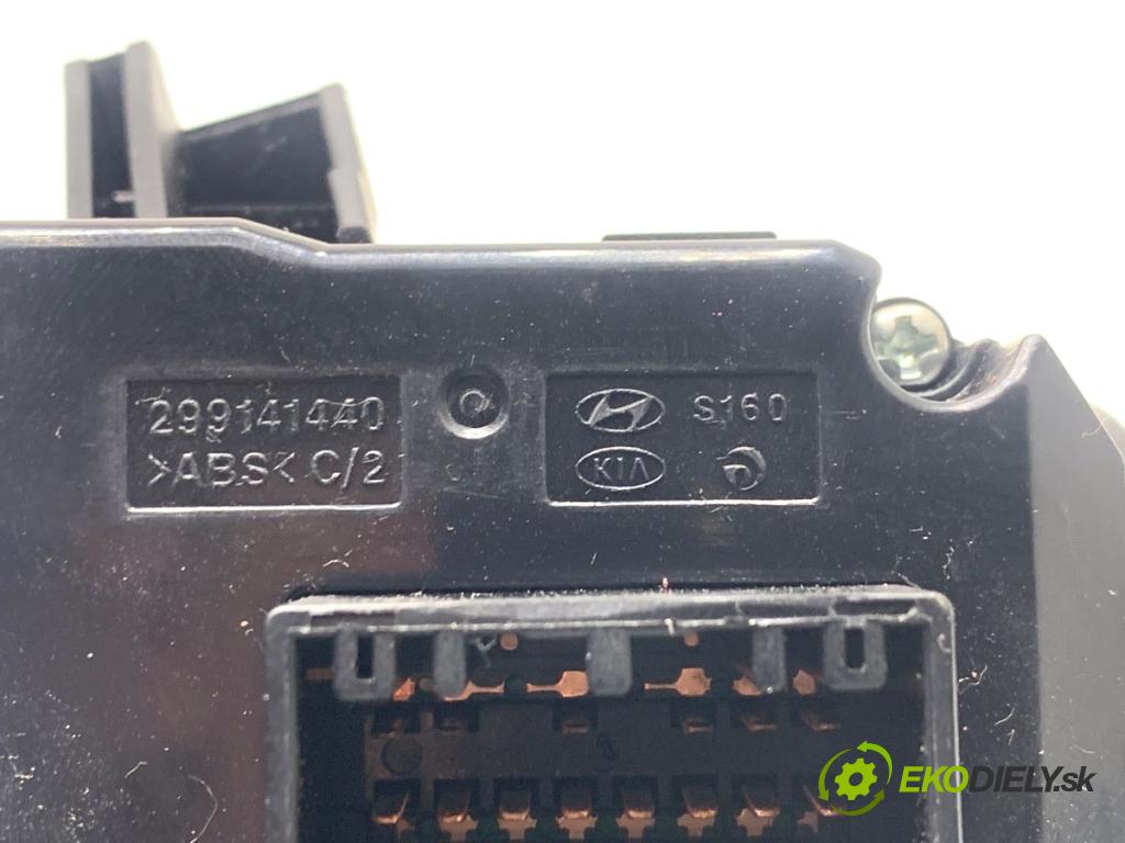 HYUNDAI i20 II liftback 2015 74 kW 1.4 1368 Prepínač kombinovaný 299141440 (Prepínacie páčky pod volantom)