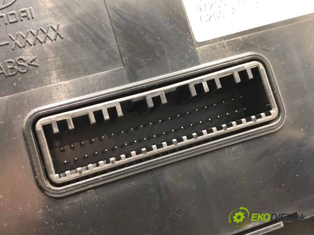 HYUNDAI i20 II liftback 2015 74 kW 1.4 1368 Panel ovládania kúrenia 97250-C8200 (Prepínacie páčky pod volantom)