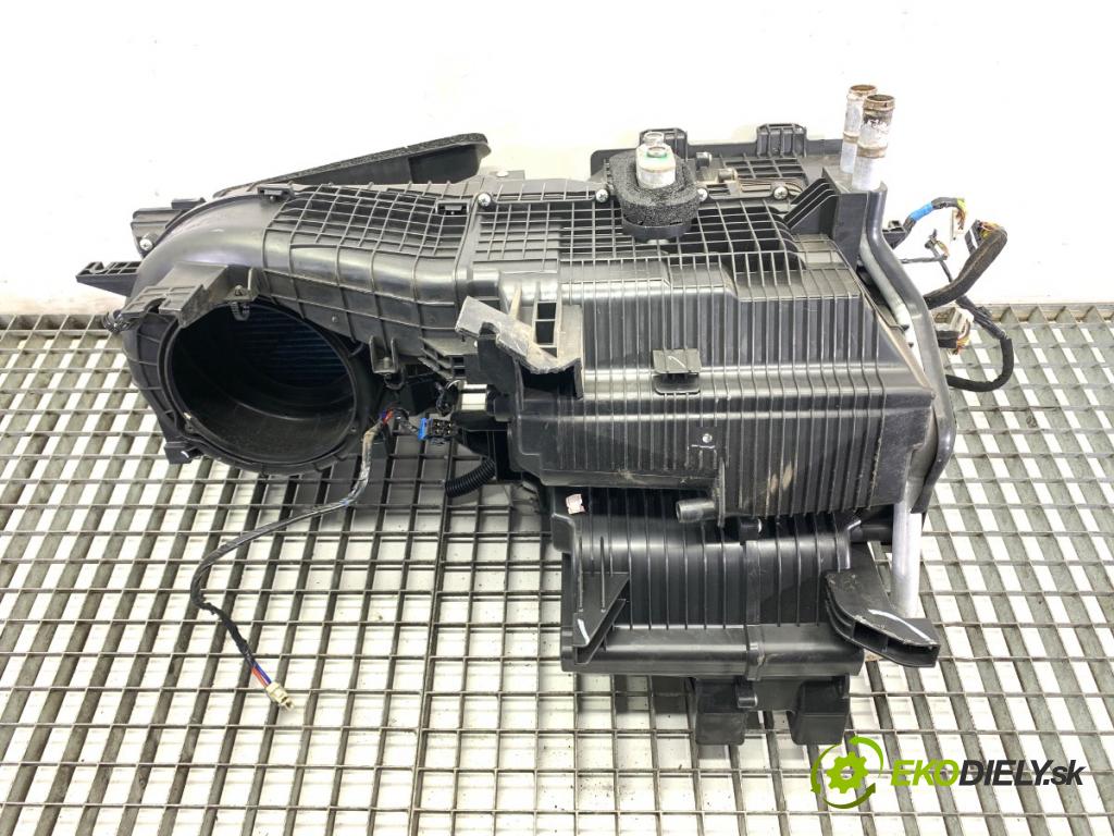 HYUNDAI i20 II liftback 2015 74 kW 1.4 1368 topné těleso radiátor topení komplet KOMBAJN 97200-C8210 (Radiátor topení)