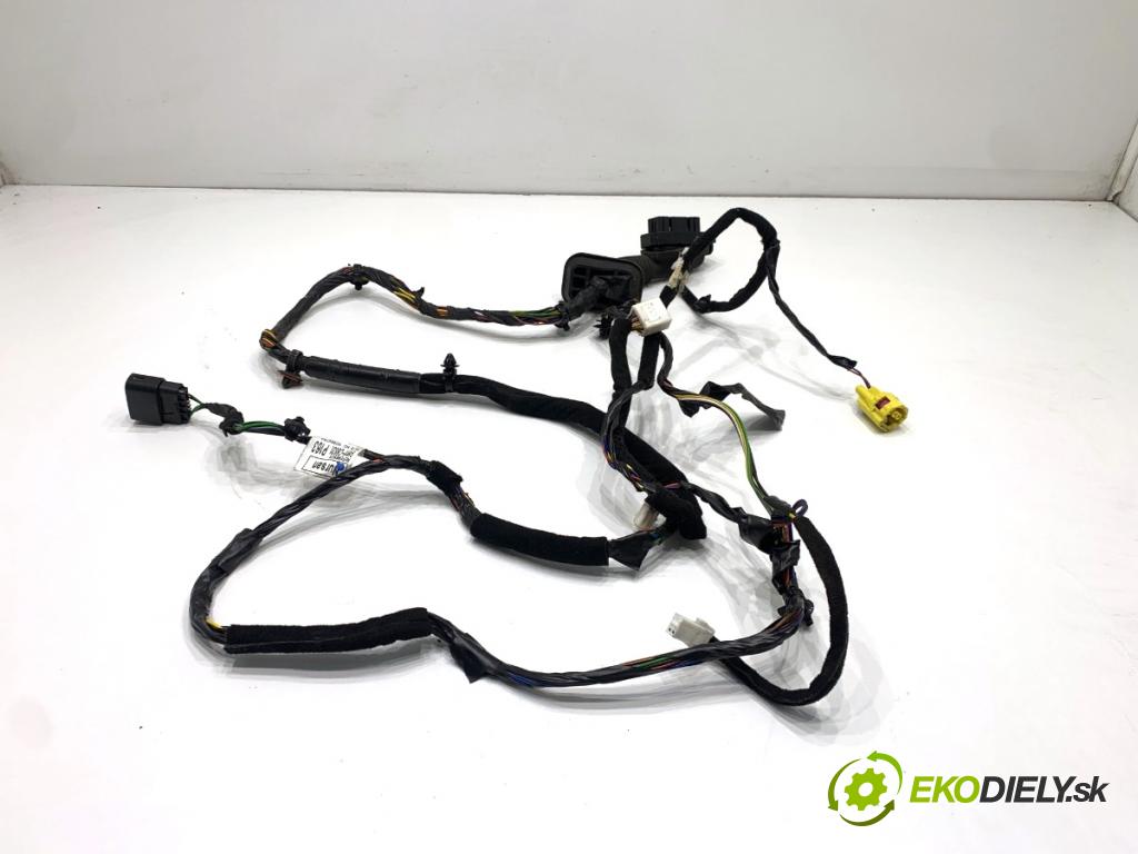 HYUNDAI i20 II liftback 2015 74 kW 1.4 1368 Káblovačka Dvere predný pravy 91611-C8631