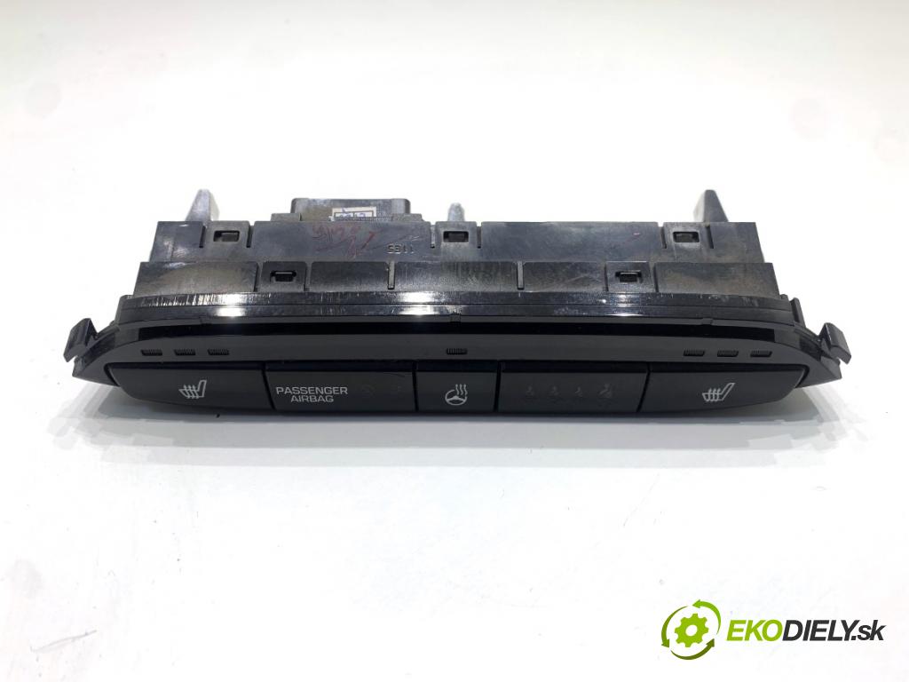 HYUNDAI i20 II liftback 2015 74 kW 1.4 1368 Prepínač ohrievania, vyhrievania sedačky 93700-C8000 (Prepínacie páčky pod volantom)