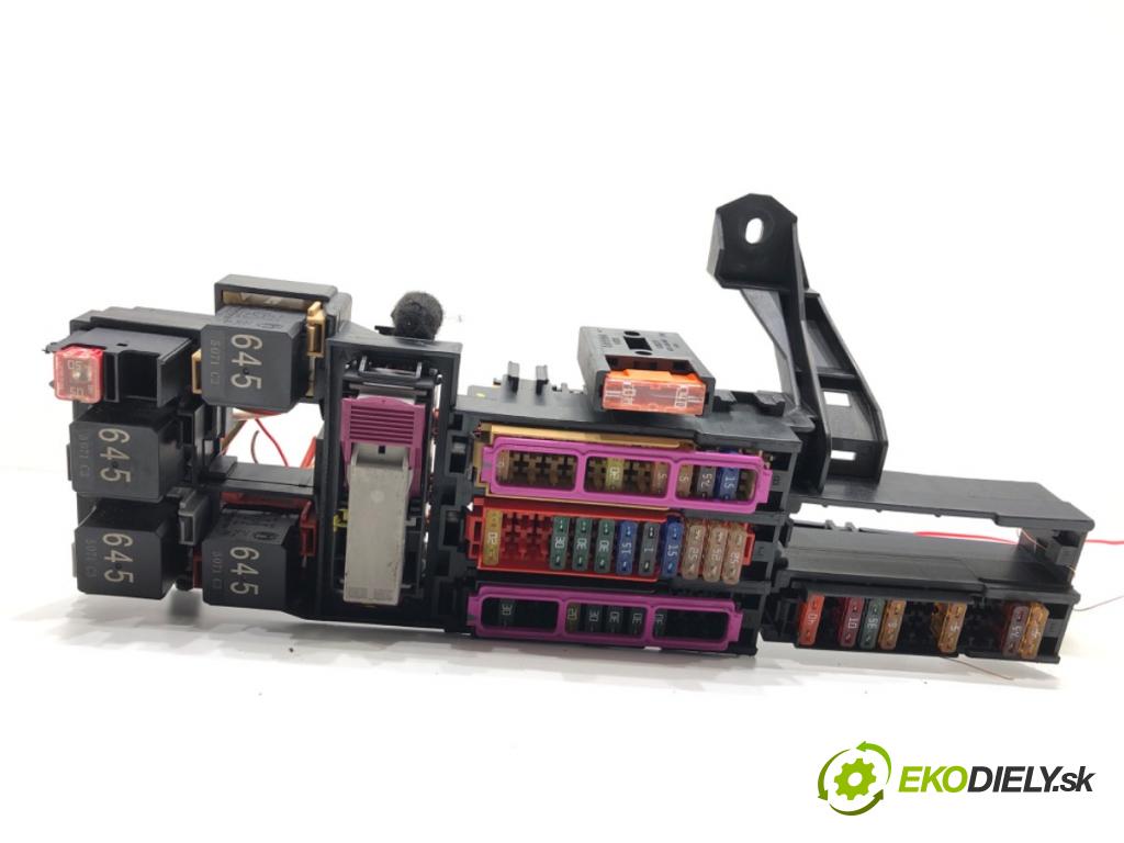 AUDI A7 4G liftback 2015 412 kW RS7 quattro 3993 Skrinka poistková 8A0937530 (Poistková skrinka)