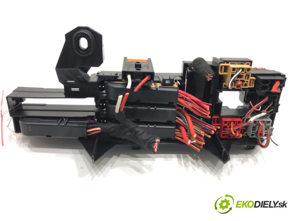 AUDI A7 4G liftback 2015 412 kW RS7 quattro 3993 Skrinka poistková 8A0937530 (Poistková skrinka)