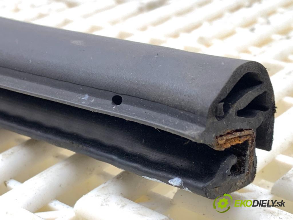 AUDI A7 4G liftback 2015 412 kW RS7 quattro 3993 těsnění dveře zadní část levá strana  (Karoserie ostatní)