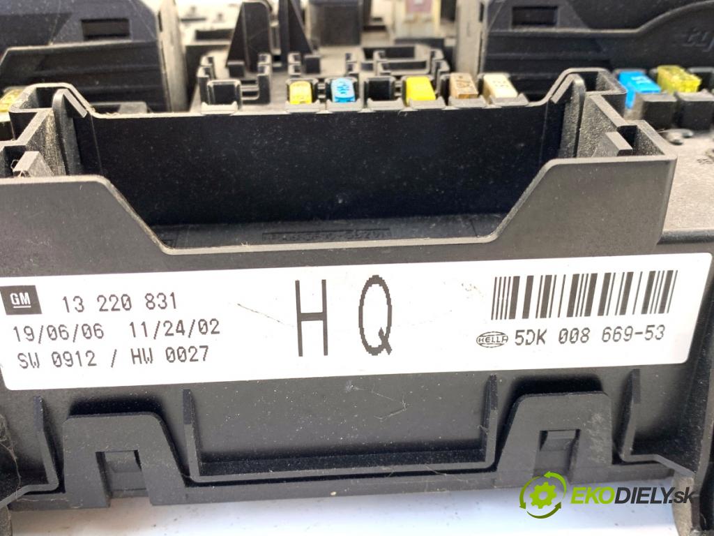 OPEL ZAFIRA B nadwozie wielkoprzestrzenne (MPV) 2006 103 kW 1.8 LPG (M75) 1796 modul BSI 13220831 (Pojistková skříňka)