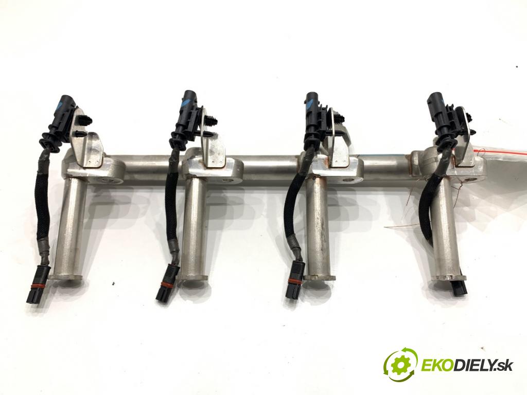 VOLVO S90 II sedan 2019 223 kW T8 Hybrid AWD 1969 Lišta vstrekovacia 31478555 (Vstrekovacia lišta)