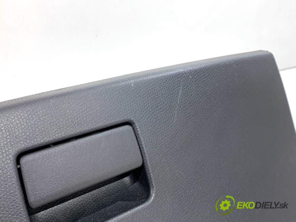 SUZUKI SWIFT III liftback 2007 68 kW 1.3 (RS 413) 1328 Priehradka, kastlík spolujazdca  (Priehradka (kastlík))