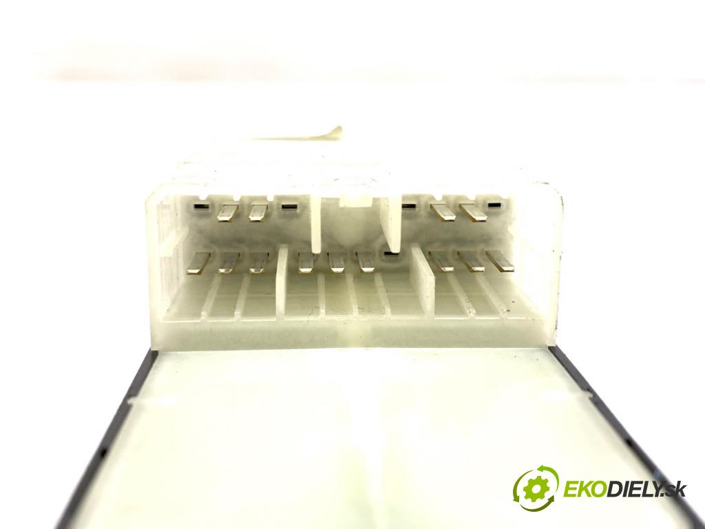 SUZUKI SWIFT III liftback 2007 68 kW 1.3 (RS 413) 1328 Prepínač okien  (Prepínacie páčky pod volantom)