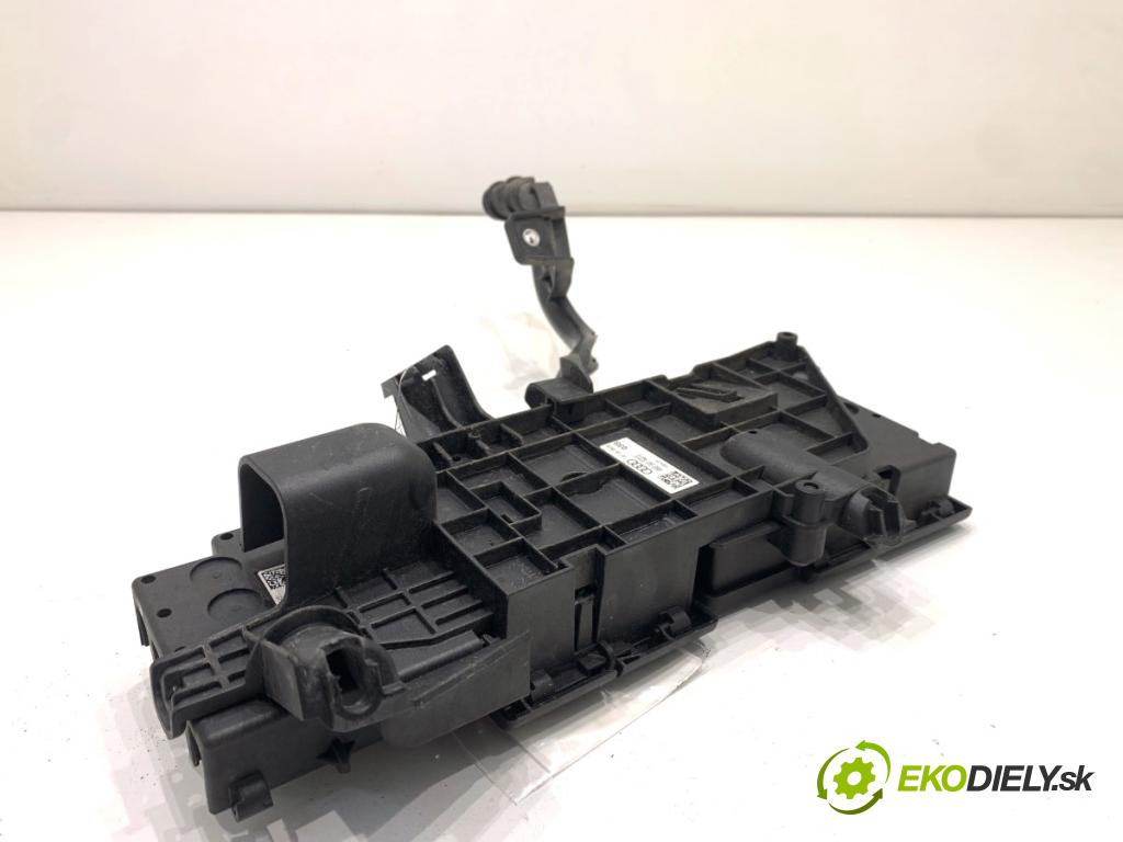 AUDI Q8 SUV 2018 210 kW 50 TDI Mild Hybrid quattro 2967 Rozdeľovač PRĄDU 4M0941823E (Rozdeľovač)