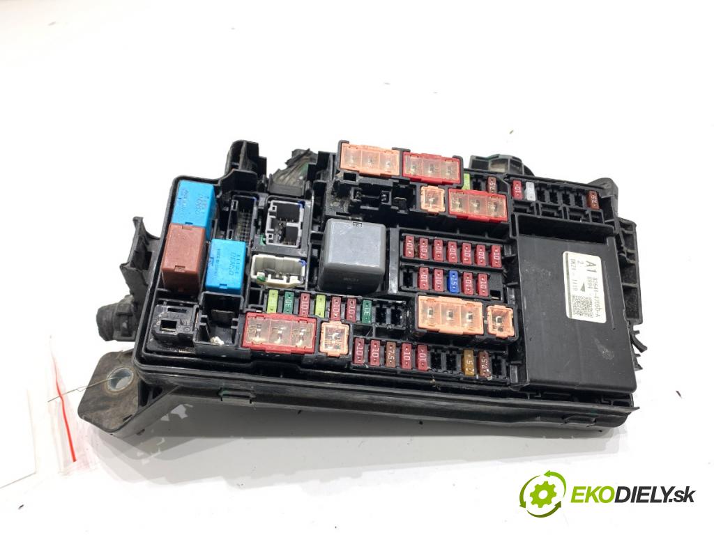 TOYOTA COROLLA E21 sedan 2019 72 kW 1.8 VVTi Hybrid (ZWE211, MZEA12) 1798 Skrinka poistková 82641-47050A (Poistková skrinka)