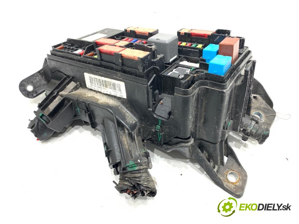 TOYOTA COROLLA E21 sedan 2019 72 kW 1.8 VVTi Hybrid (ZWE211, MZEA12) 1798 Skrinka poistková 82641-47050A (Poistková skrinka)