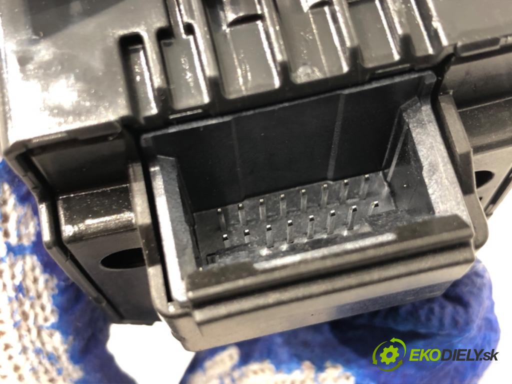 TOYOTA COROLLA E21 sedan 2019 72 kW 1.8 VVTi Hybrid (ZWE211, MZEA12) 1798 Prepínač stieračov 02A40-17J914 (Prepínacie páčky pod volantom)