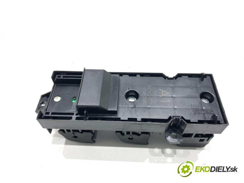 TOYOTA COROLLA E21 sedan 2019 72 kW 1.8 VVTi Hybrid (ZWE211, MZEA12) 1798 Prepínač okien 84040-02160 (Prepínacie páčky pod volantom)