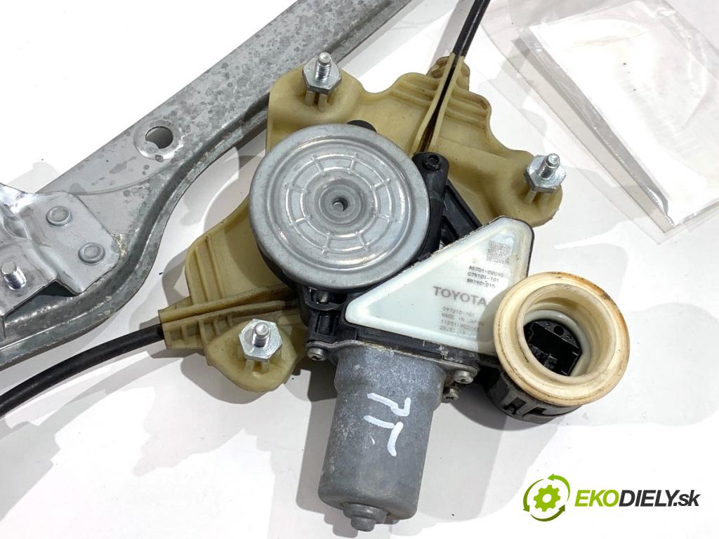 TOYOTA COROLLA E21 sedan 2019 72 kW 1.8 VVTi Hybrid (ZWE211, MZEA12) 1798 mechanismus okna pravý zadní část 69830-02730